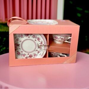Fine porcelain set with 2 coffee cups and saucers